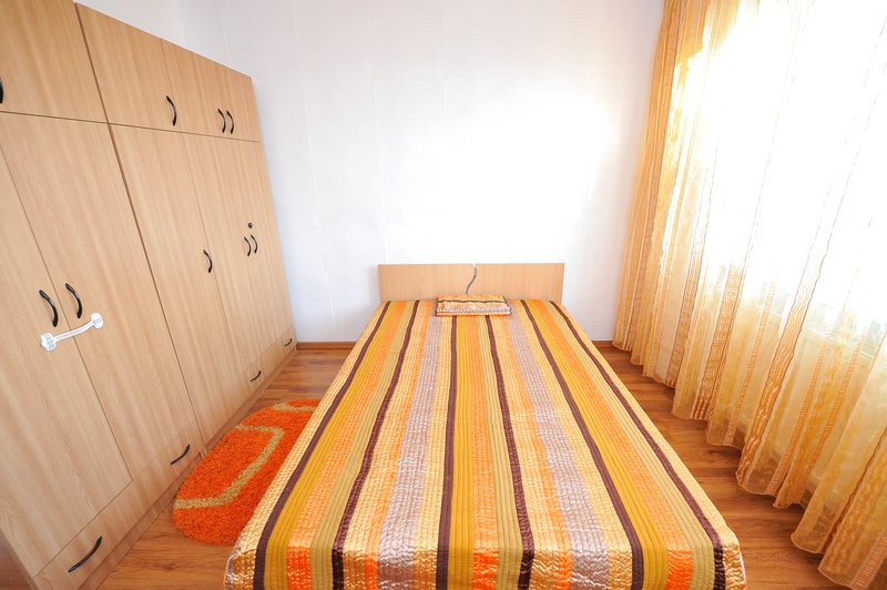 Tineretului, C.R. Motru, metrou